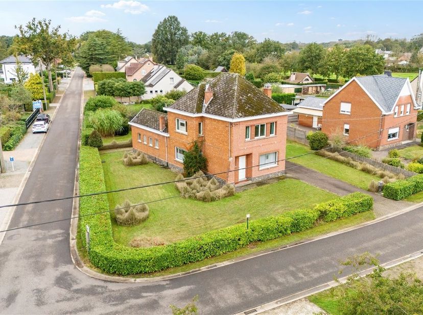 Te renoveren gezinswoning op ruim perceel van 12 a in Tessenderlo&lt;br /&gt;
De woning is rustig gelegen in de groene omgeving Schoot (Tessenderlo).Toch be