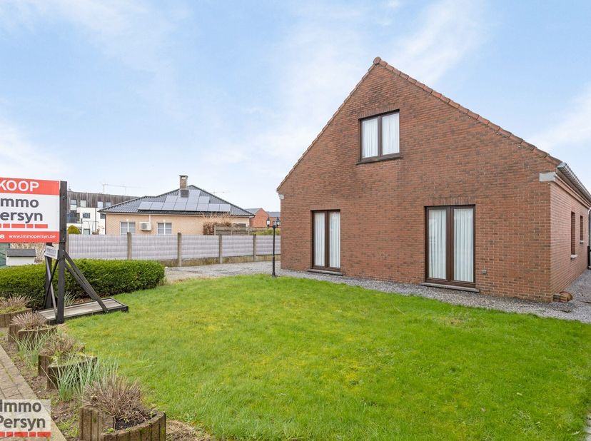 Op het begin van de Halensebaan vinden we deze woning uit de jaren 80. Gezellig en knus ingericht op een perceel van maar liefst 770m².&lt;br /&gt;
Het pand