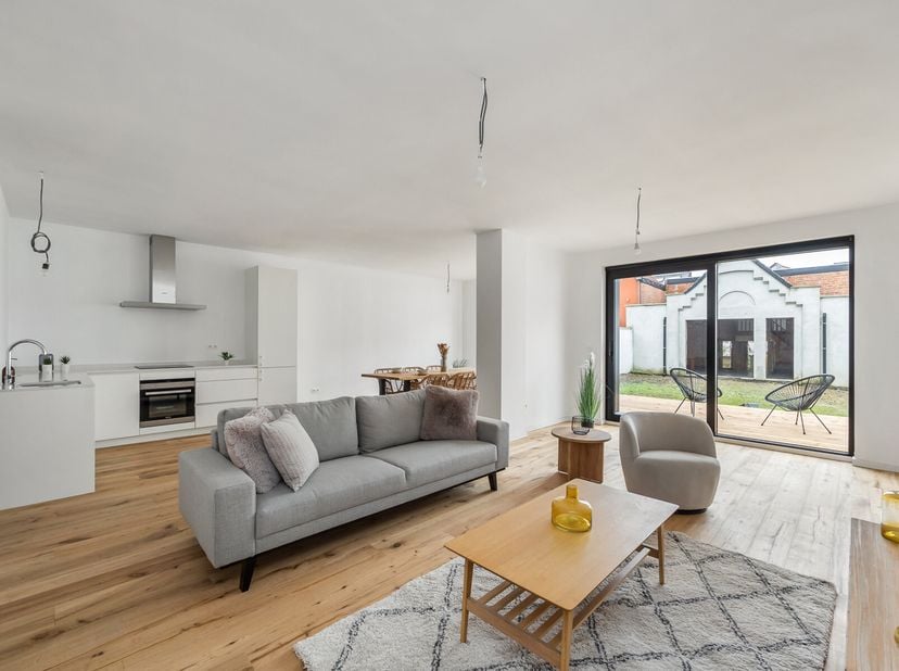 Gerenoveerd appartement met bijgebouw (praktijk-gym-buro...)