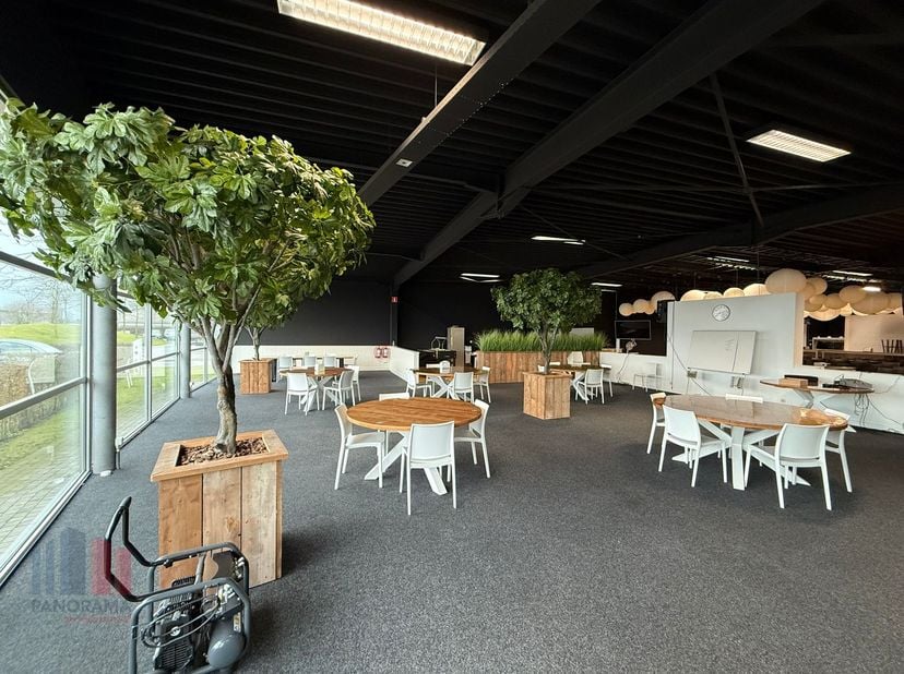 Dit multifunctionele bedrijfsgebouw omvat een kantoor/showroom van 960m², in combinatie met een magazijn van 840 m². Het pand is uitstekend gelegen, o