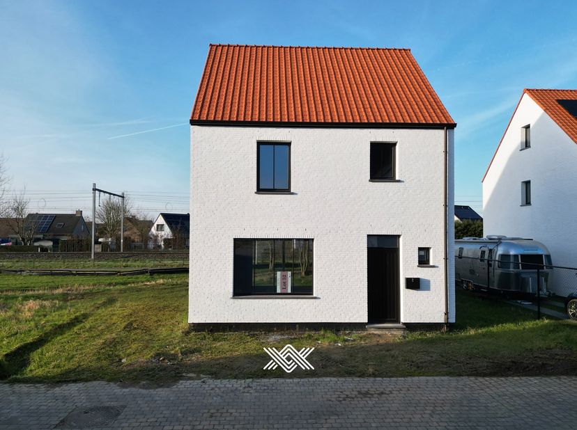 Deze nieuwbouwwoning met 3 slaapkamers en een bewoonbare oppervlakte van 166 m² is gelegen op een perceel van 419,09 m² in de nieuwe verkaveling ‘Laly