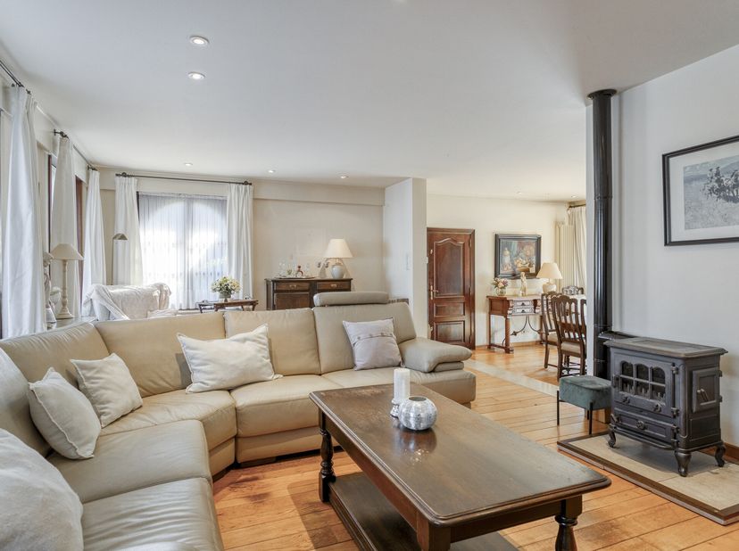 Dit ruime halfopen huis is gelegen op een mooi perceel van 1.004m² te koop in Anzegem. Deze woning kan genieten van prachtige leefruimte en ruime leef