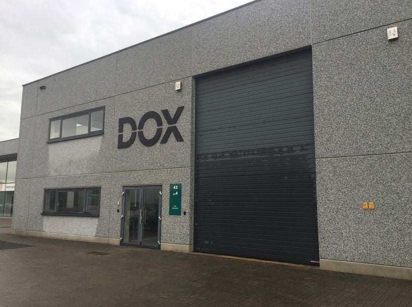 Moderne KMO unit, met 370m² magazijn en 312m² kantoor, te huur in de KMO-zone &quot;Starrenhof&quot; te Kapellen.&lt;br /&gt;
De kantoren zijn ingedeeld en mooi inger