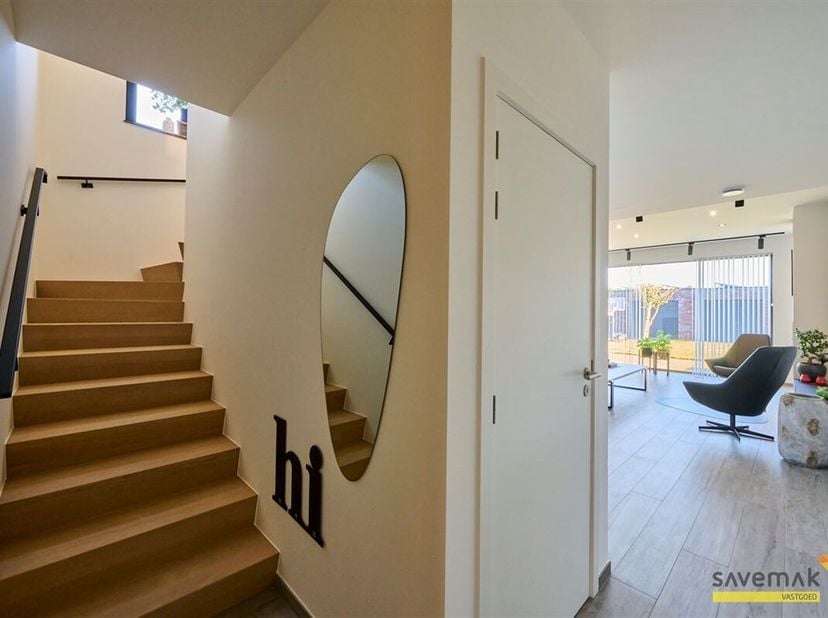 Op een ruim en breed perceel van 850m² (voorheen 2 percelen) vinden we deze recent gebouwde kangoeroewoning.&lt;br /&gt;
Gelegen in een verkeersarme straat