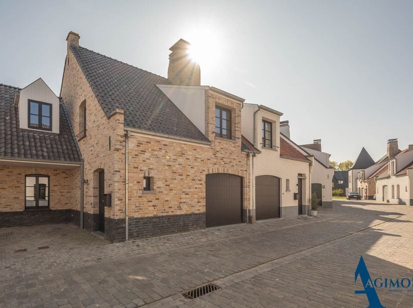 Maison récente (2021) avec 4 chambres et un jardin ensoleillé dans le quartier pittoresque de Ramskapelle. Situation idyllique et calme.&lt;br /&gt;
Au rez-