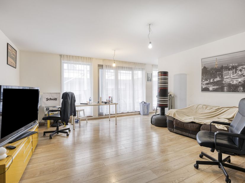 In de levendige wijk van de Nieuwstraat, het Martelarenplein en de Wolvengracht, in de Zilverstraat 16 te Brussel, vind je dit ruime appartement te ko