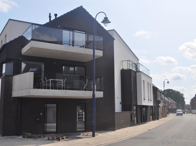 Dit energiezuinige gelijkvloers appartement gelegen in Residentie Broekstraat heeft een bewoonbare oppervlakte van 79 m². Het appartement bestaat uit
