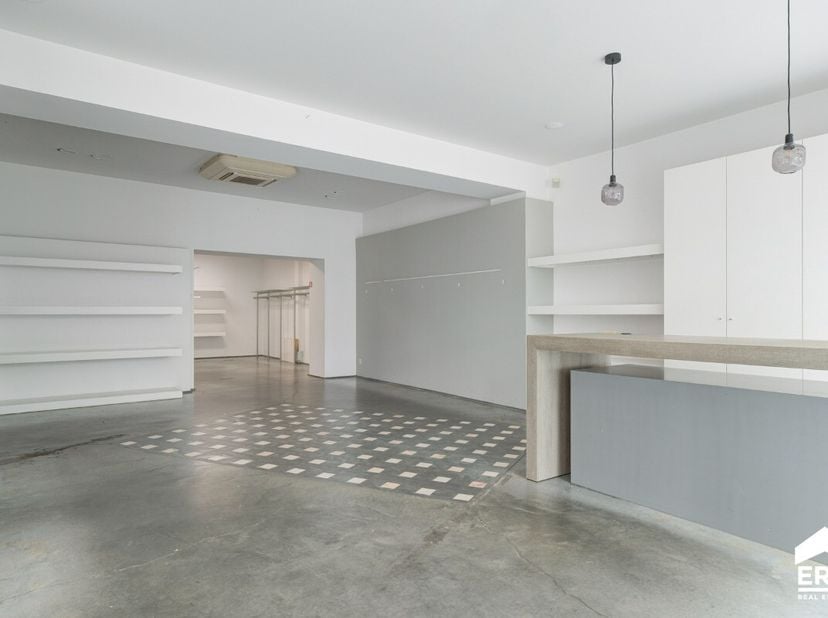 In de gekende Maastrichterstraat, in het bruisende stadscentrum van Hasselt, is dit charmante gebouw gelegen op een perceel van 1are35ca. Door de geve