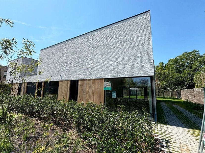 Deze halfopen bebouwing heeft een bewoonbaar oppervlakte van 203m² en wordt gebouwd op een perceel van 3a 51ca. De woning heeft een moderne, tijdloze