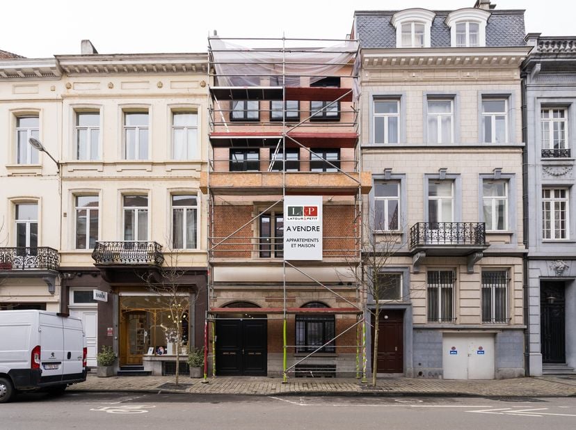 ELSENE  In een herenhuis uit 1908, gelegen op gelijke afstand van het Brugmannplein en het Kasteleinsplein, biedt deze prachtige hedendaagse LOFT/DUPL