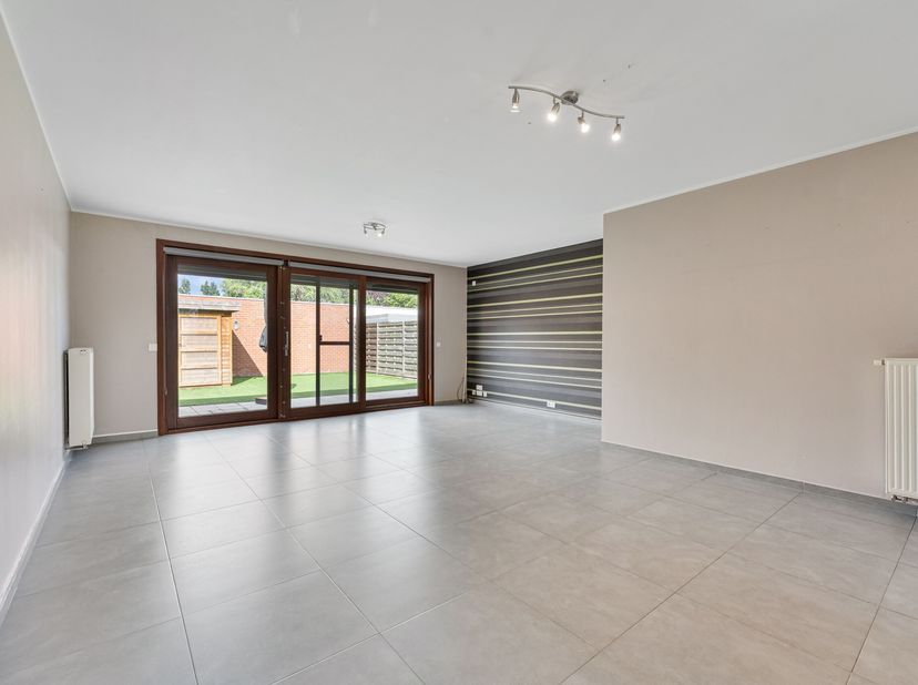Instapklare woning met 2 garages in Menen zoekt nieuwe eigenaar!&lt;br /&gt;
Deze charmante woning verwelkomt je via de inkomhal, met directe toegang tot de