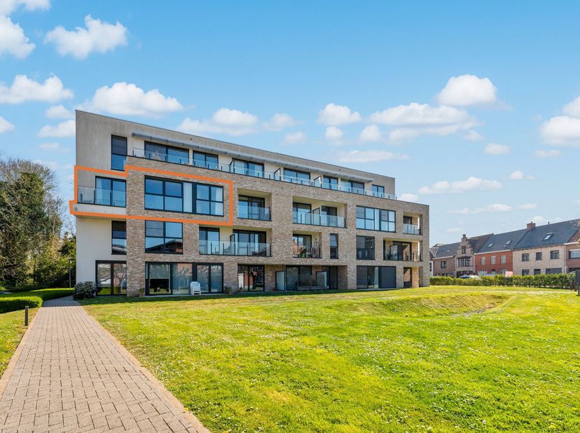 Dit mooi gelegen en recent gebouwd hoekappartement wordt u te koop aangeboden in het hartje van Vlamertinge.&lt;br /&gt;
We nemen de lift naar het tweede ve