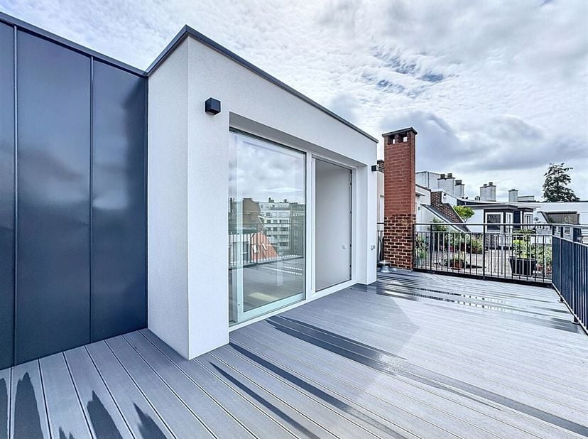 Quartier Rond Point Churchill - Prachtige 4-slaapkamer duplex flat van +/-135m² met een terras van +/-25m² geheel gerenoveerd gelegen op de 3e en laat