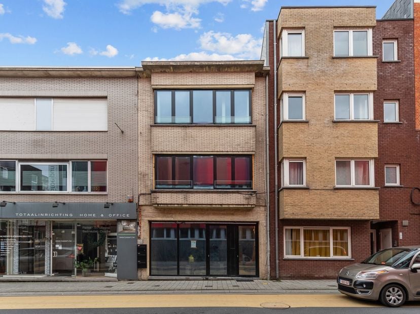 NIEUWE VOORWAARDEN - Op wandelafstand van het station, treft u deze opbrengsteigendom.&lt;br /&gt;
Het gebouw bestaat slechts uit 3 entiteiten: gelijkvloers