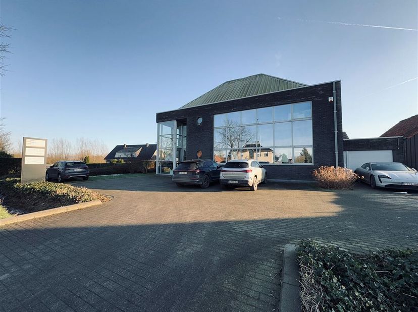 Op zoek naar een inspirerende werkplek met veel lichtinval, gelegen op een goede verbinding in Waasmunster? Dan is deze kantoorruimte met grote zolder