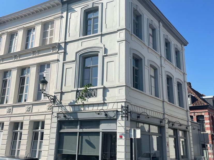 Très bel immeuble de +- 1850 rénové avec goût. Au rez-de-chaussée rez-de-chaussée commercial de 68m² avec kitchenette et 1 wc. Chaudière et chauffe-ea