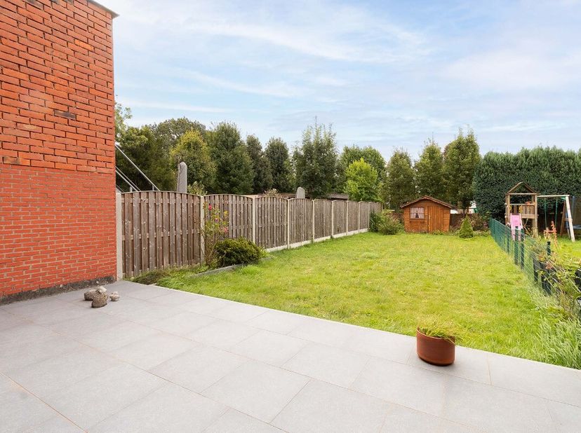 Op de grens tussen Hove en Boechout bevindt zich deze ruime bel-étagewoning met oprit en inpandige garage. Scholen, winkels en eetgelegenheden bevinde