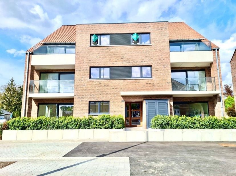 Goedgelegen KWALITATIEF afgewerkt NIEUWBOUW energiezuinig DUPLEXAPPARTEMENT met 3 SLK, TERRAS en aangename grote lichtrijke leefruime! Tevens IDEALE I