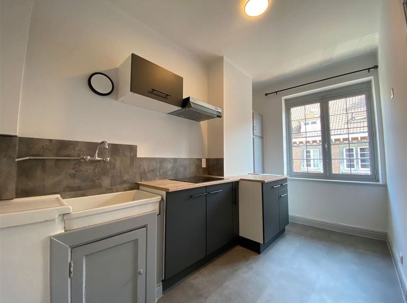 Aantrekkelijk appartement met 1 slaapkamer van ongeveer 48m² gelegen in het centrum van Doornik.&lt;br /&gt;
De woning bevindt zich op de tweede verdieping
