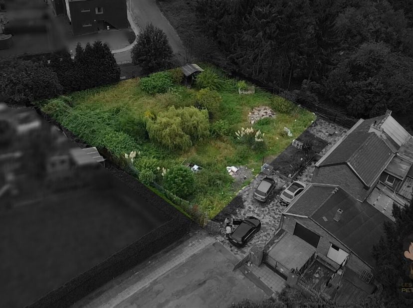 Les maisons du petit Nicolas a le plaisir de vous présenter cet terrain à bâtir avec accord pour y faire 3 maisons.&lt;br /&gt;
Dimensions :&lt;br /&gt;
   Surfac