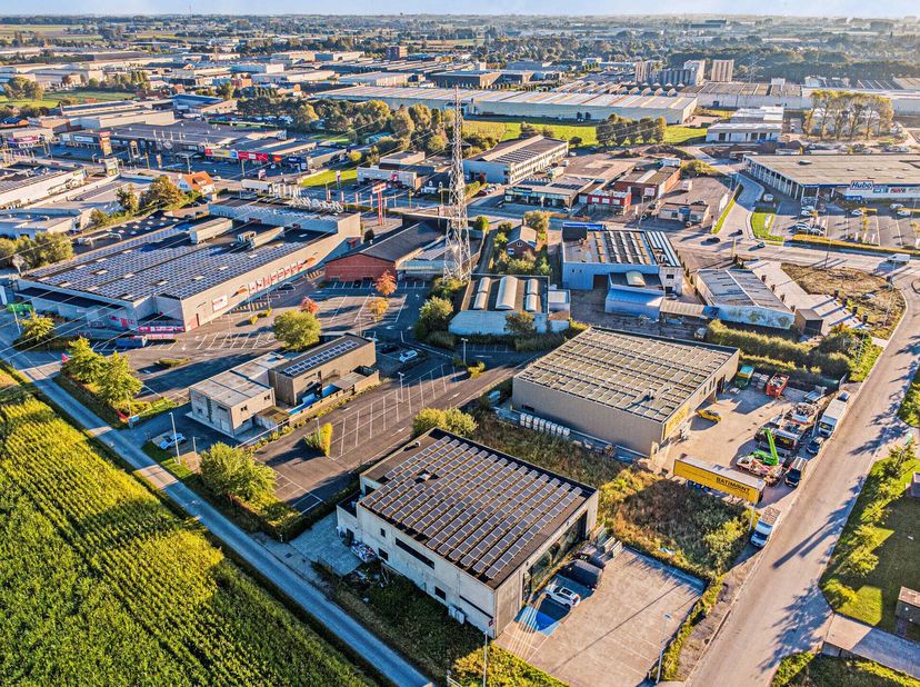 Dit recent gebouw is gelegen nabij de Brugsesteenweg met het Mammoetcenter en de verschillende gekende baanwinkels. De perfecte locatie voor onderneme