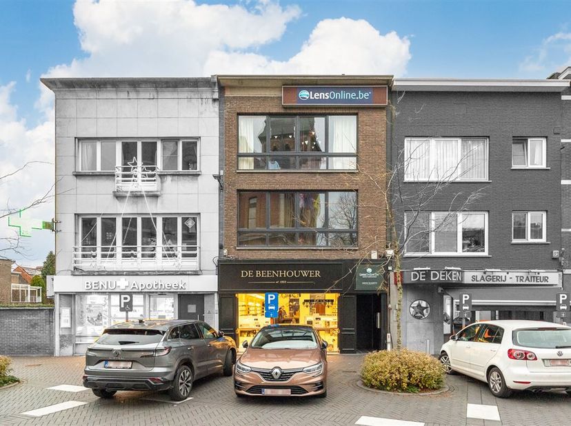 Situation AAA avec vue sur l&#039;ancien hôtel de ville de Brasschaat.&lt;br /&gt;
Immeuble commercial avec locaux commerciaux et 2 appartements sur un emplaceme