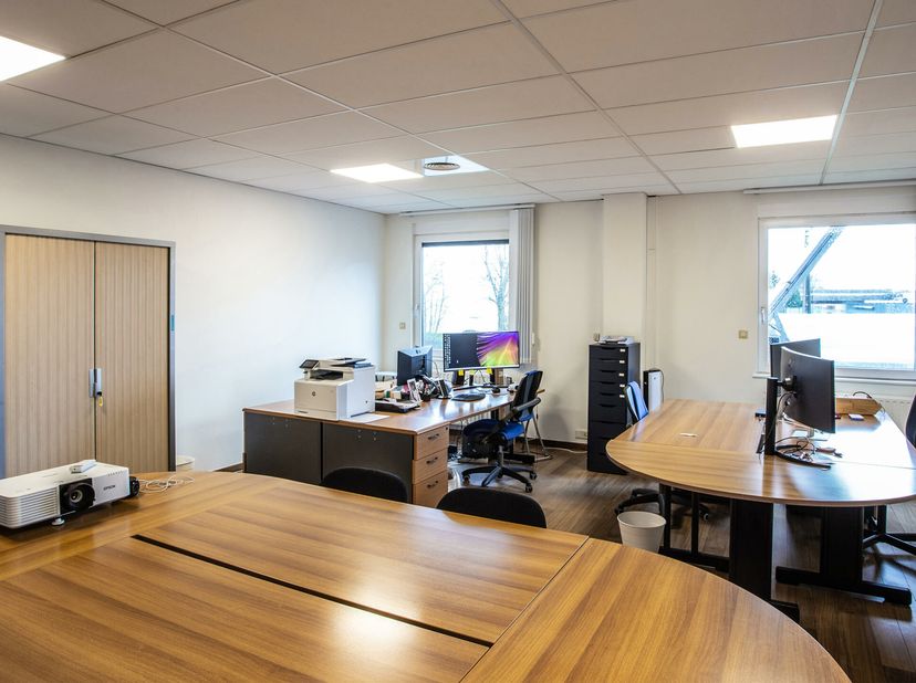 Zoning Nord de Wavre : Très beau bureau de 54 m² dans un espace multi-entreprises de qualité |  Panneaux photovoltaïques/Gaz/Pellet | Plancher au sol,
