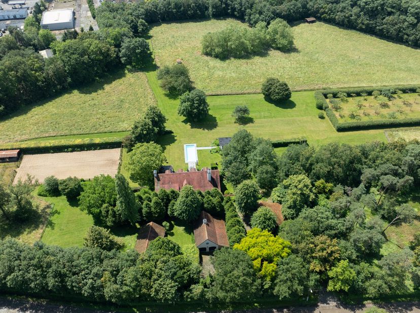 Cette magnifique maison de maître est située au calme sur environ 6,1 hectares de terrain. La propriété comprend un hall d&#039;entrée spacieux, un salon m