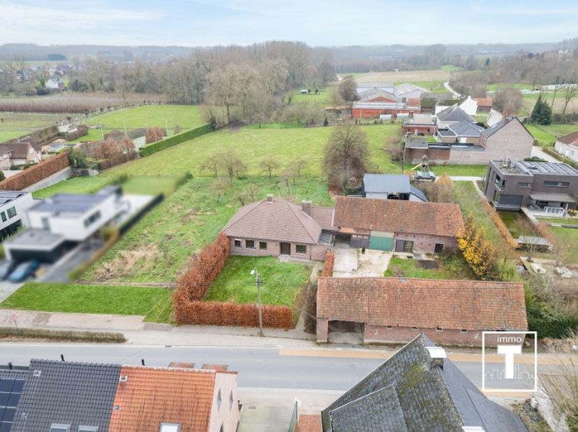 Gelegen in het rustige Oosterzele, biedt deze woning de ideale combinatie van landelijke rust en toch de nodige voorzieningen in de nabijheid. Winkels