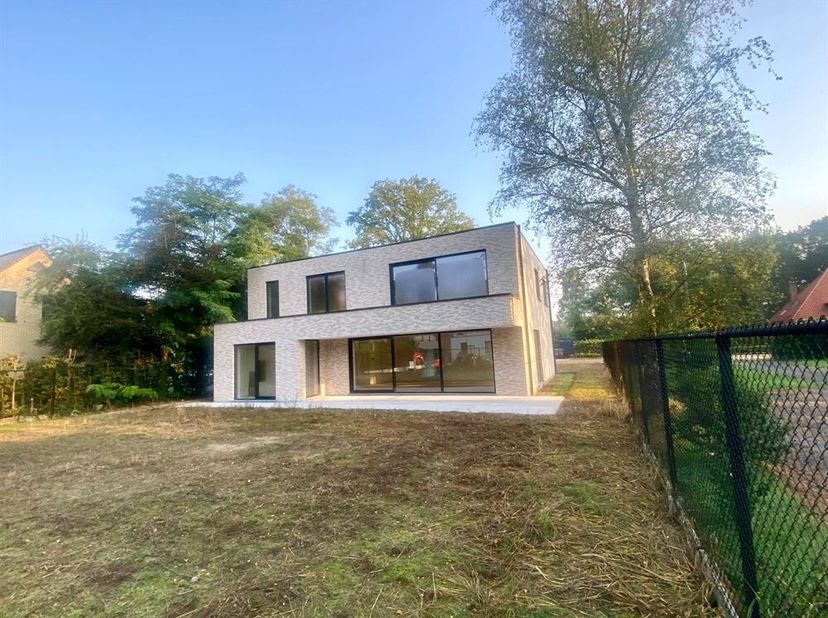 Villa moderne de construction neuve avec des espaces généreux, construite selon les normes les plus récentes sur un terrain de taille idéale. Les fini