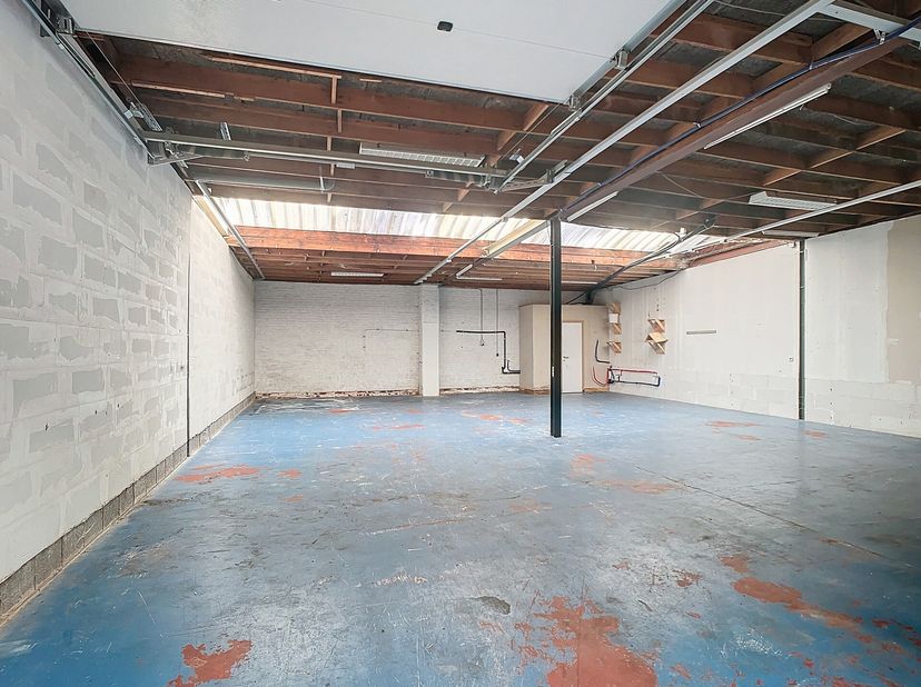In Denderleeuw bevindt zich deze ruime loods van 130 m², ideaal voor opslag of andere doeleinden. De loods is voorzien van elektriciteit en water, en