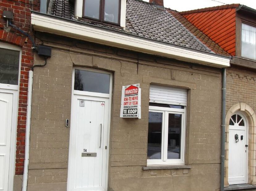 Starterswoning met tuin nabij bij het centrum van Harelbeke, omvattende o.a. op het GELIJKVLOERS: Inkomhal Woonkamer Mooie keuken Badkamer met lavabo,