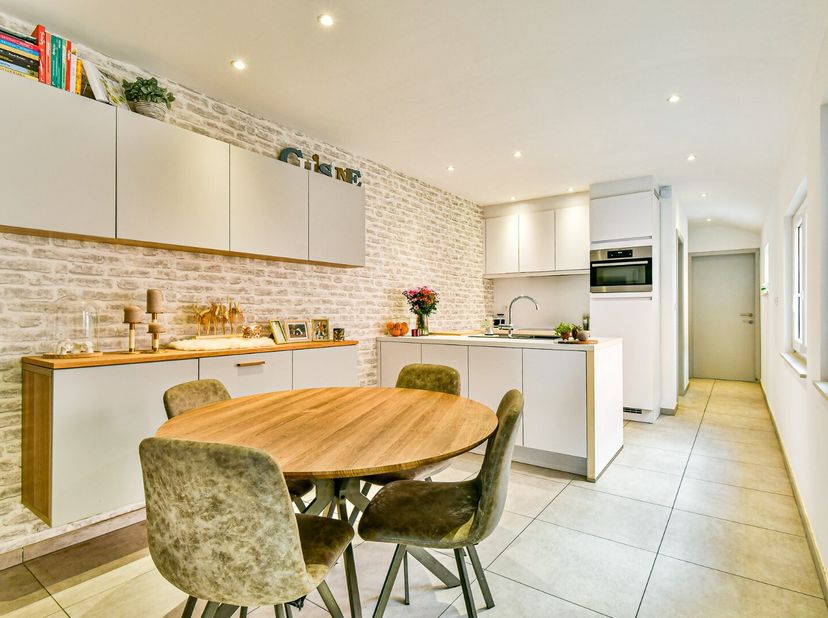 Welkom in de Handzamestraat 49, een instapklare woning in het hart van Kortemark. Hier woont u op wandelafstand van supermarkten, scholen, openbaar ve