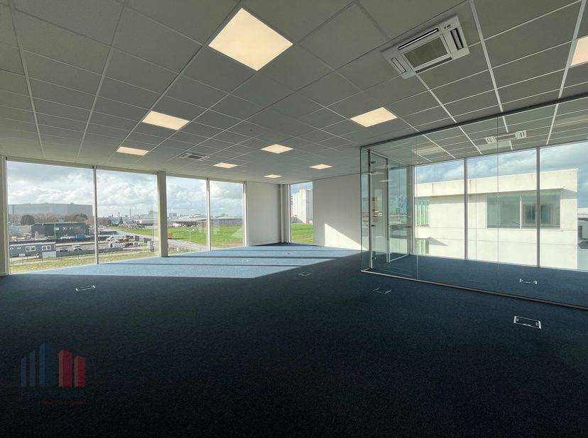 Recent en modern kantoorgebouw (2018) met een totale oppervlakte van 228 m² te koop op een toplocatie nabij de Knokkebaan (N44) en het op- en afritten