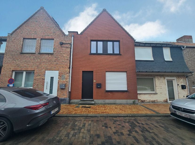 Cette maison est une excellente opportunité pour ceux qui recherchent une maison qui peut être finie selon leurs propres spécifications. Situé au cent