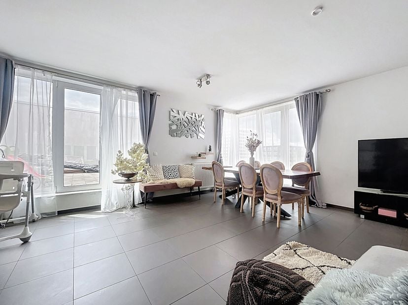 City Dox: Beau penthouse lumineux de 117m² composé d&#039;un espace de séjour donnant sur une terrasse de 19m², cuisine entièrement équipée, 3 chambres , u