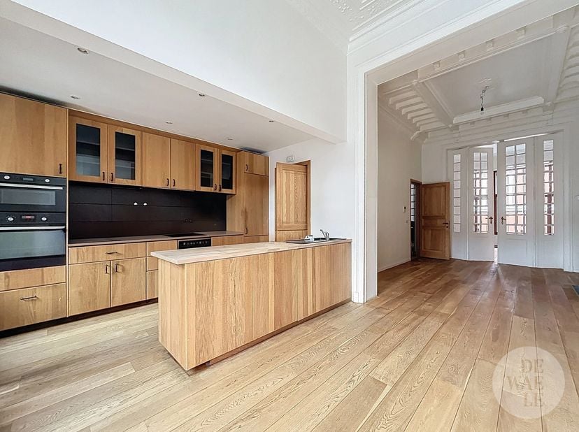 Située rue de Stassart 64, cette maison de maître de ±441 m², conçue par les architectes Léon et Jean Capette en 1910, allie caractère et confort mode