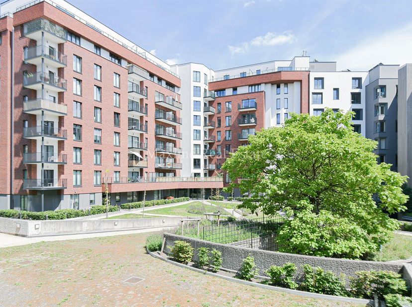 MAXIME REAL ESTATE vous propose ce magnifique appartement :&lt;br /&gt;
Excellente situation dans le quartier CORA-ROODEBEEK, à proximité des nombreux trans