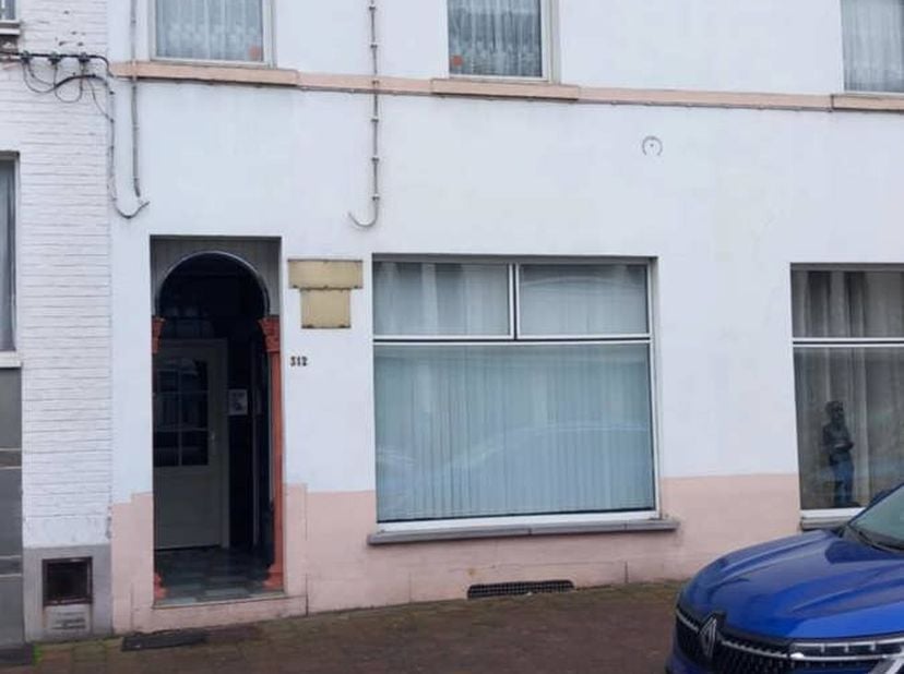 A vendre trois appartements très bien situés proches des grands axes et d&#039;un centre commercial. Appartement numéro 1 (actuellement libre d&#039;occupation)