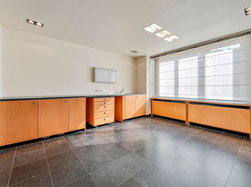 Bien professionnel à louer
                    à 8500 Kortrijk