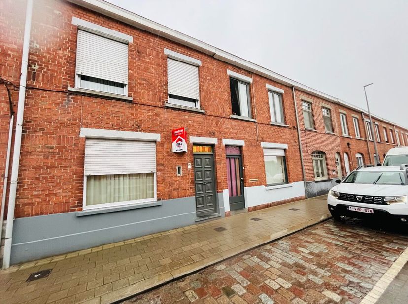 Deze instapklare woning is gelegen in een rustige buurt in Wervik en beschikt over een mooie, verzorgde tuin met extra berging. Indeling:Je komt binne