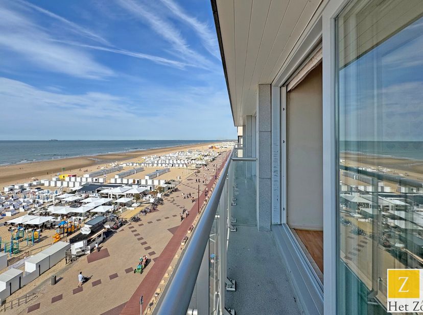 Dit verzorgd en ruim appartement is gelegen op een uitstekende locatie aan de zeedijk van Knokke en biedt een prachtig frontaal uitzicht op zee.&lt;br /&gt;