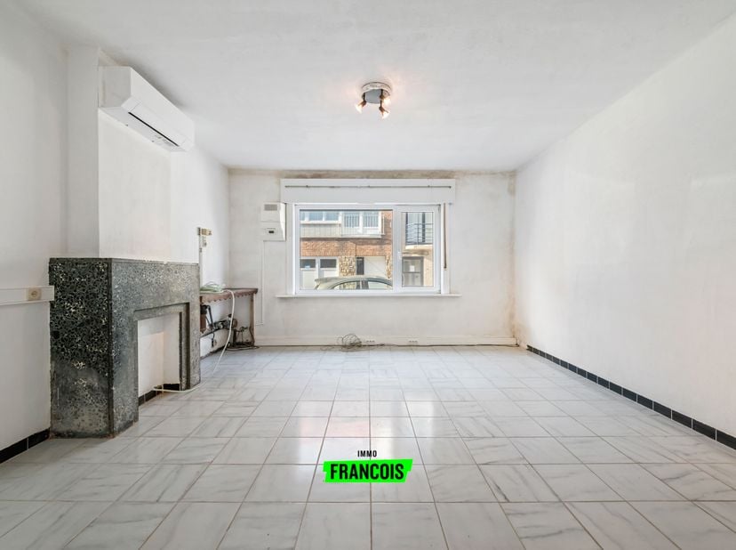 Welkom in de Noordzeestraat 24 te Bredene! Deze op te frissen woning biedt tal van mogelijkheden en bevindt zich op een strategische locatie. Gelegen
