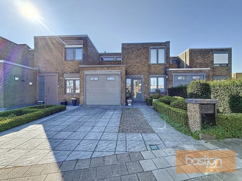 Deze woning bevindt zich in een aangename, rustige omgeving.&lt;br /&gt;
&lt;br /&gt;
Op het gelijkvloers vindt u een inkomhal met gastentoilet, een gezellige woo