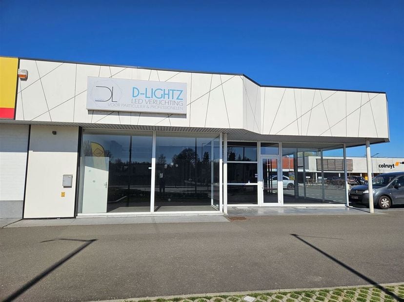 Dit handelspand van 500 m² ligt op een toplocatie aan de bekende Hasseltweg.&lt;br /&gt;
In de nabijheid grote retailers zoals Albert Heijn, Action, Colruyt