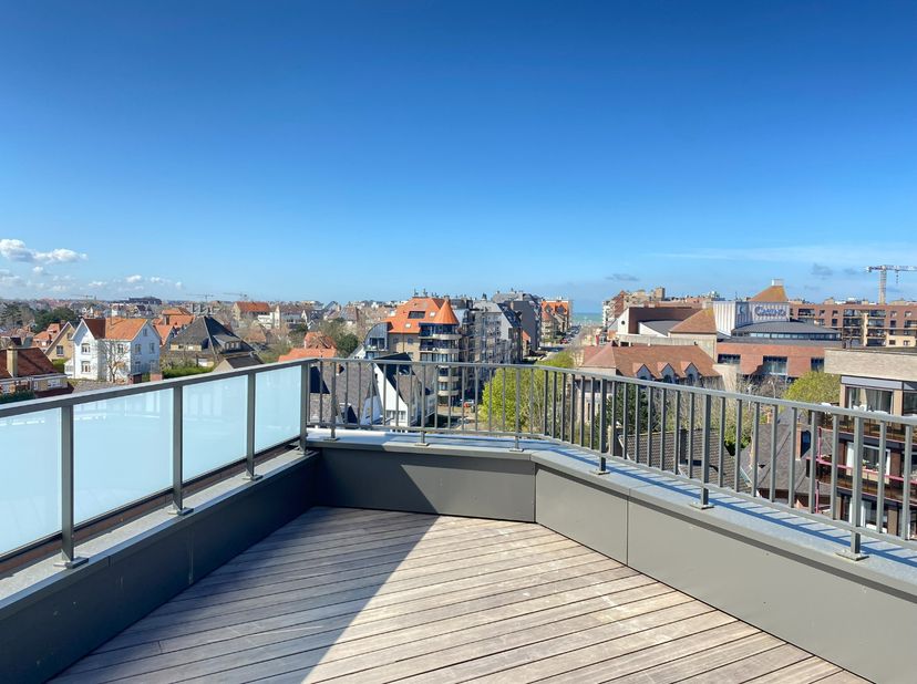 En passant par le Kursaallaan, vous entrez dans ce nouveau projet de construction moderne, situé dans la rue commerçante de Koksijde.&lt;br /&gt;
Le Penthou