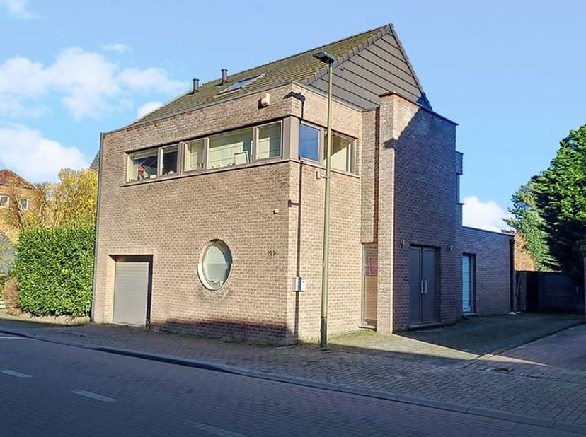 Moderne en kwaliteitsvolle 3-gevelvilla op een prachtig perceel van 10,84 are, in het groene en begeerde Tervuren. Gebouwd in 2012 en ontworpen met oo