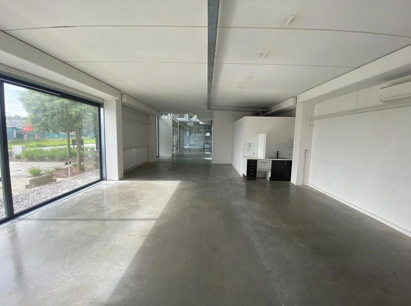 - KANTOOR/SHOWROOM&lt;br /&gt;
- MAGZIJN/OPSLAGPLAATS&lt;br /&gt;
- STRATEGISCHE LIGGING&lt;br /&gt;
- ONMIDDELIJK BESCHIKBAAR&lt;br /&gt;
- PARKEERPLAATSEN BESCHIKBAAR