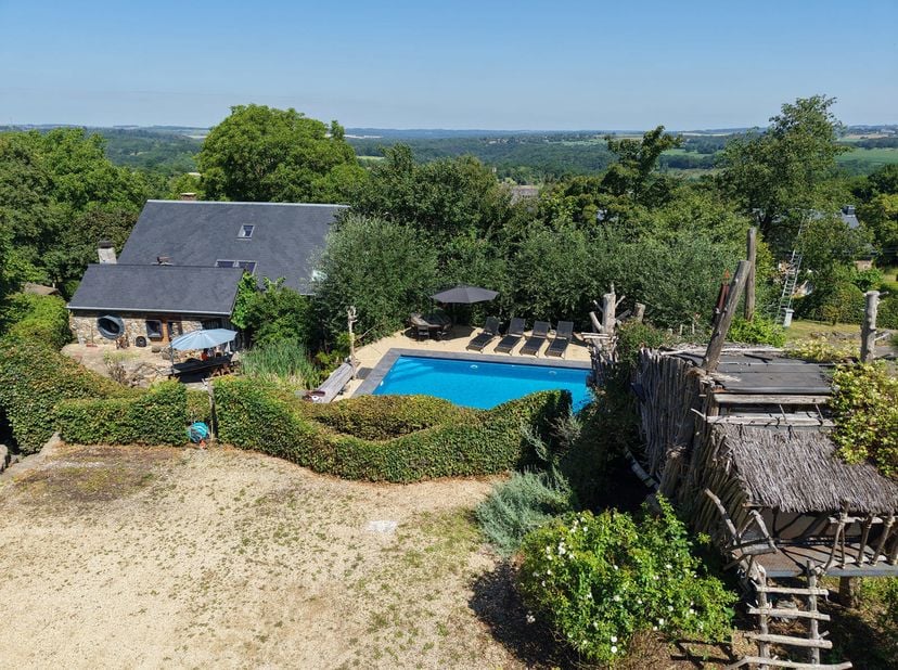 Nichée dans un écrin de verdure à seulement 9km du centre de Durbuy, cette superbe propriété vous séduira par son charme authentique, son confort mode
