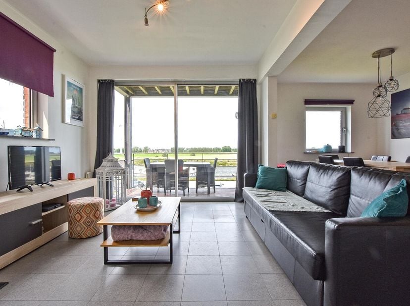 Lichtrijk en instapklaar appartement (59m²+6m²) te Nieuwpoort. Het appartement omvat 1 slaapkamer, living, ingerichte open keuken, badkamer, apart toi